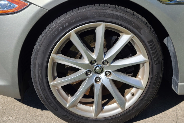 Vehicle tire tread inspection